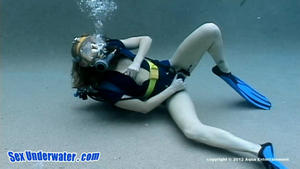 Emerson full face mask masturbation underwater