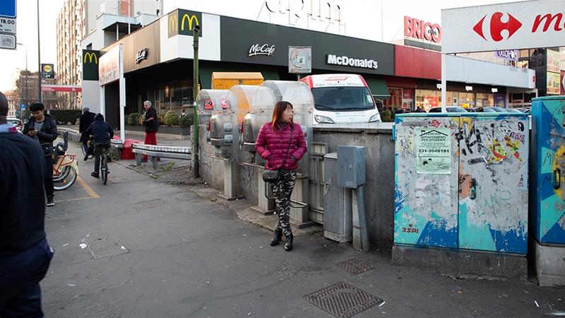 Walk arround milan people under quarantine