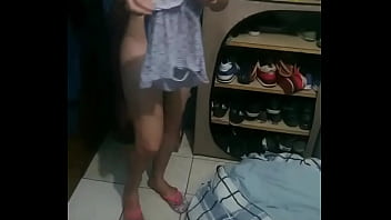 Coroa loira gostosa trocando roupa praia